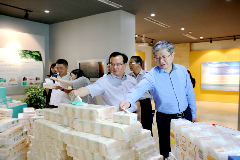 2019年 5月22日，时任浙江省社会组织综合党委专职副书记、省民政厅社会组织管理局局长蔡国华莅临南宫ng28调研企业发展情况和党建工作