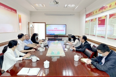 平湖市政协主席何健莅临南宫ng28全资子公司平湖景包调研走访