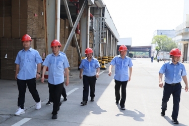 送清凉、致敬意！公司董事长朱在龙带队慰问一线劳动者